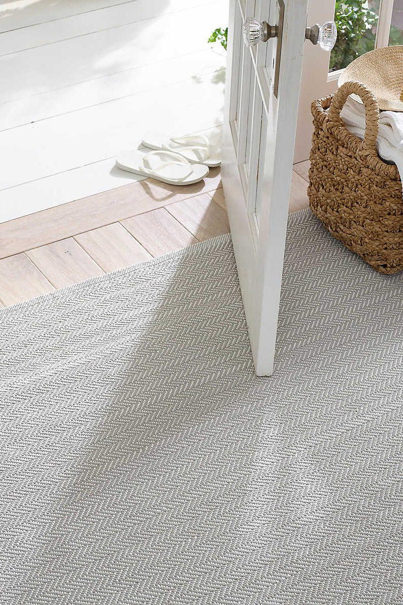 Dash & Albert Herringbone Handwoven Indoor/Outdoor Rug 2x3 Pearl Grey/White