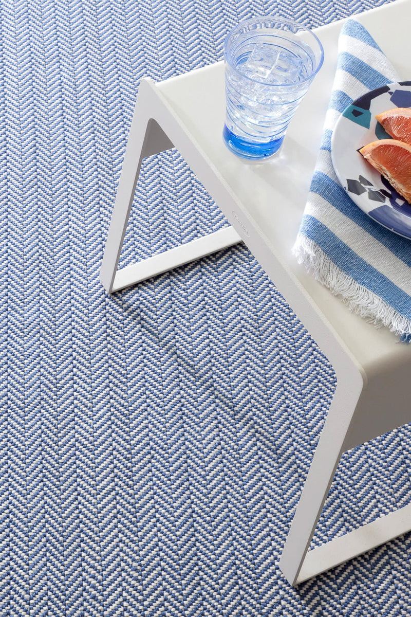 Dash & Albert Herringbone Handwoven Indoor/Outdoor Rug 2'x 3' Denim/Ivory